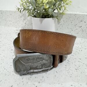 1970s vintage Remington Arms Co. hunting belt buckle featuring a bird dog 38